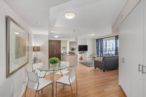 Inner-City Vibes! 2Bed/1Bath/1Car/Pool/Balcony~CBD